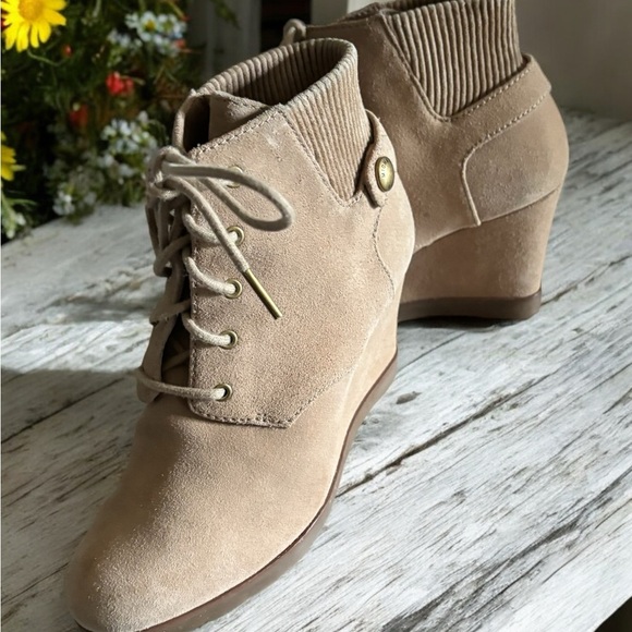 Michael Kors Carrigan Wedge Suede Ankle Boot Tan Size 6.5. - Picture 12 of 12